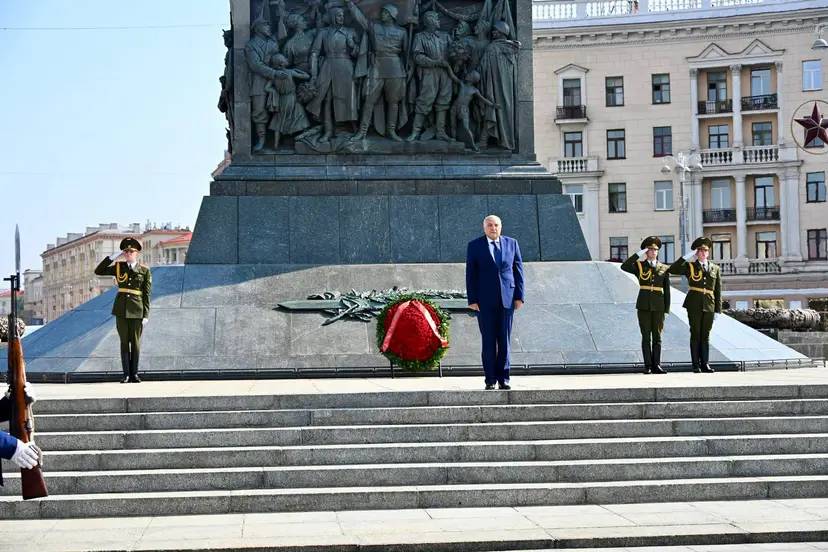 Mr. Attaf lays wreath at Minsk victory monument